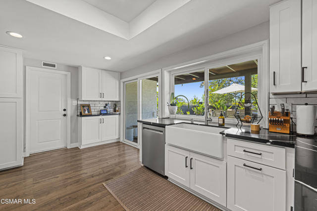 915 W Marcello Avenue, Thousand Oaks CA: https://media.crmls.org/mediaz/a8cf6890-a855-4bd0-8e37-4ef3004d5602.jpg