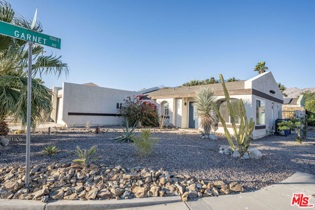 3293 N Mica Drive, Palm Springs CA: https://media.crmls.org/mediaz/a8d02f21-9f8d-4535-badb-5beee92ea0b8.jpg