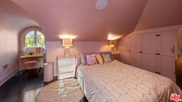 601 S Windsor Boulevard, Los Angeles CA: https://media.crmls.org/mediaz/a8d0835d-1fbd-486f-9261-4f420cd84a01.jpg