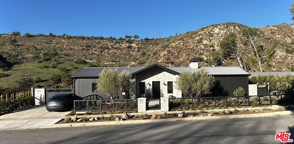 6025 Paseo Canyon Drive — Contemporary