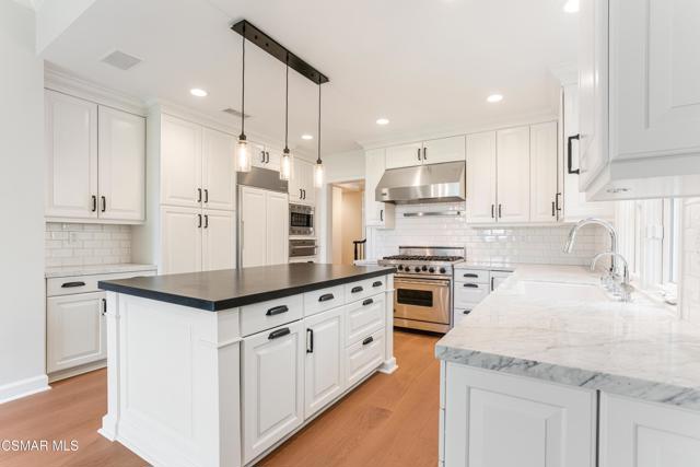 2306 Heatherbank Court, Thousand Oaks CA: https://media.crmls.org/mediaz/a8d0d82a-f383-4d10-b9ff-3bb77285fd9a.jpg