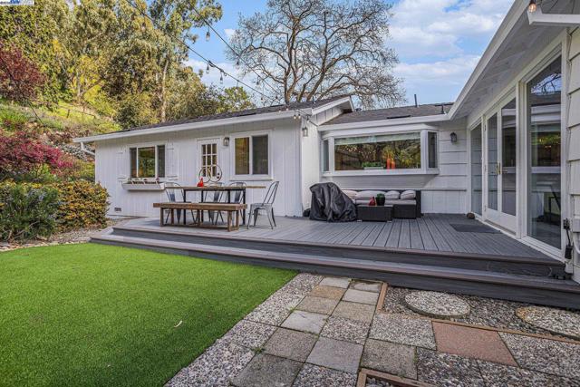 1592 SPRINGBROOK RD, Walnut Creek CA: https://media.crmls.org/mediaz/a8d155b8-782e-4da9-8bbd-c1b2af74d75a.jpg
