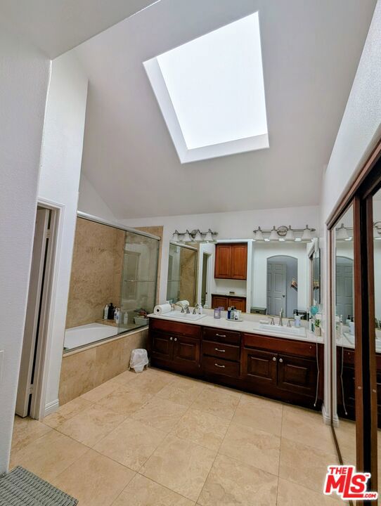 https://media.crmls.org/mediaz/a8d1dbcb-8d47-4096-be0e-2d9f1455ef7a.jpg?preset=X-Large