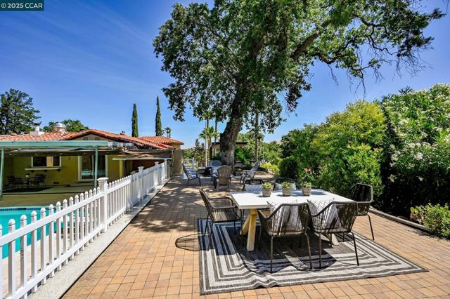 3698 De Rosa Ct, Concord CA: https://media.crmls.org/mediaz/a8d226da-d7e4-4091-997f-d0876fb3d2ad.jpg