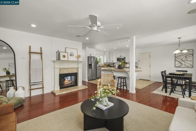 3937 Majestic Dr, Concord CA: https://media.crmls.org/mediaz/a8d26b1d-535b-4c13-8bab-46049bc29d3a.jpg
