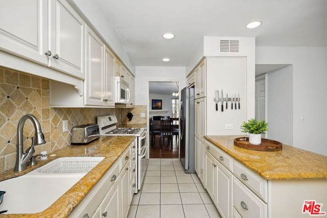 10229 Variel Avenue, Chatsworth CA: https://media.crmls.org/mediaz/a8d2e773-7b8a-4cb8-bb47-713b004055f1.jpg