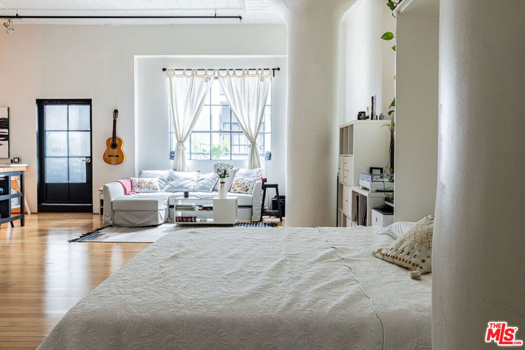 https://media.crmls.org/mediaz/a8d35e79-a39d-41a4-a078-811200cdac1e.jpg?preset=X-Large