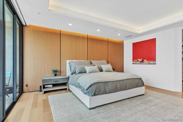 700 Front St, San Diego CA: https://media.crmls.org/mediaz/a8d3f5de-ee29-4af7-b368-8356868010dd.jpg