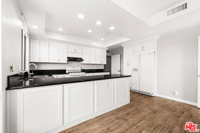 4454 Ventura Canyon Avenue, Sherman Oaks CA: https://media.crmls.org/mediaz/a8d70db8-93a1-45ec-aa18-a3b2ced0f3c8.jpg