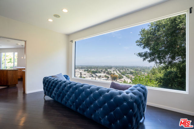 3865 Buena Park Drive, Studio City CA: https://media.crmls.org/mediaz/a8d76563-48c0-400e-8b8b-62d050668c03.jpg