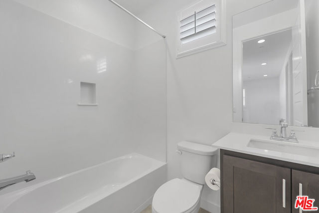 73500 Henri Drive, Palm Desert CA: https://media.crmls.org/mediaz/a8db0c4b-2bbc-4e5b-9c2e-05484d76f21e.jpg