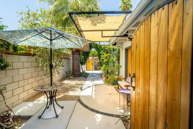 689 E Camino Parocela, Palm Springs CA: https://media.crmls.org/mediaz/a8db1b10-ca04-440f-84ac-54d8bcff6a55.jpg