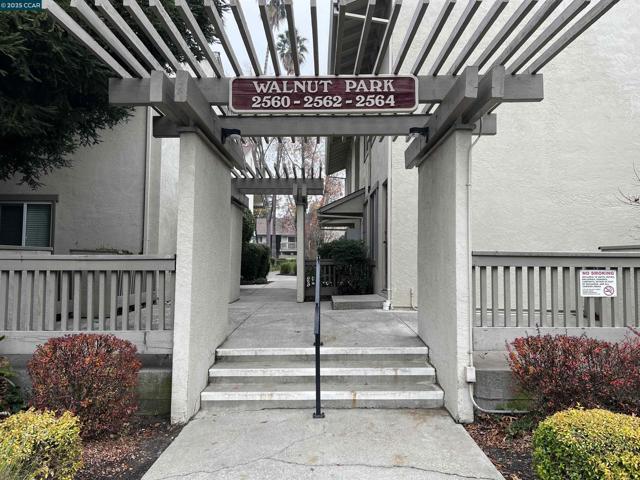 2562 Walnut Blvd, Walnut Creek CA: https://media.crmls.org/mediaz/a8dd0e93-73ca-48b5-aee3-043d734c134a.jpg