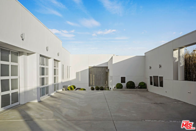 27454 Winding Way, Malibu CA: https://media.crmls.org/mediaz/a8dd578d-8b35-41fe-bfd6-ca30caf49e18.jpg