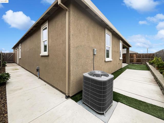 2211 Reunion Ln, Rio Vista CA: https://media.crmls.org/mediaz/a8dd5cfc-bf91-4767-9182-1885cc42b6e7.jpg