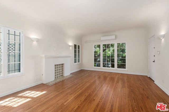 924 S Orange Grove Avenue, Los Angeles CA: https://media.crmls.org/mediaz/a8ddd989-b71d-4396-94a8-9614c118e29a.jpg