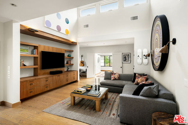 28837 Grayfox Street, Malibu CA: https://media.crmls.org/mediaz/a8de4034-7594-404d-82f8-3e5663c0a47b.jpg