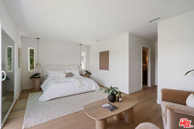 4731 Don Miguel Drive, Los Angeles CA: https://media.crmls.org/mediaz/a8de8363-f969-48b1-9926-62f77aa0290f.jpg