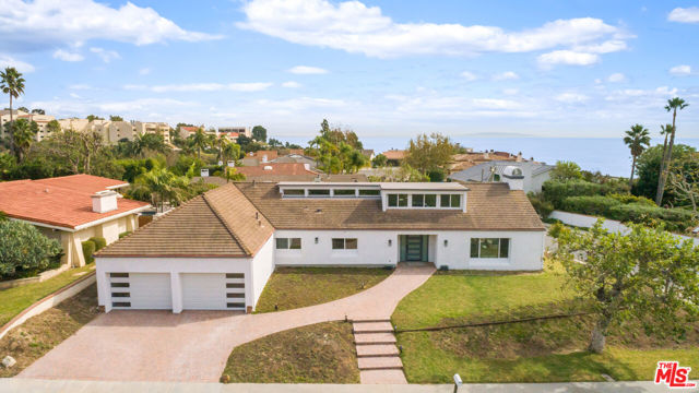 3536 Malibu Country Drive, Malibu CA: https://media.crmls.org/mediaz/a8df76b8-5532-47f3-8418-f46c92a26f90.jpg