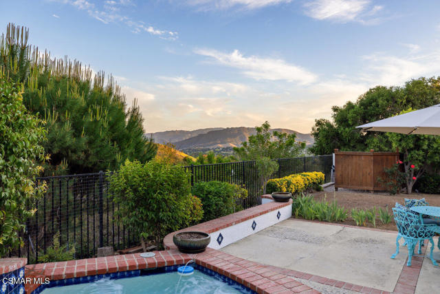 6690 Oak Springs Drive, Oak Park CA: https://media.crmls.org/mediaz/a8e180bf-9075-4e6f-904a-c97bae57d5b0.jpg