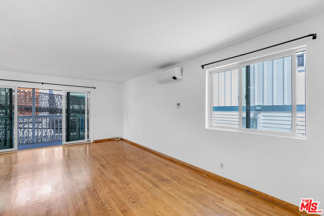 746 N Dillon Street, Los Angeles CA: https://media.crmls.org/mediaz/a8e1c6ce-e22d-4026-aee7-81c71f13cc8e.jpg