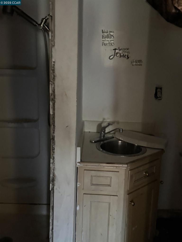 https://media.crmls.org/mediaz/a8e25899-d6b1-4d1b-89df-11a3f8a4b491.jpg?preset=X-Large