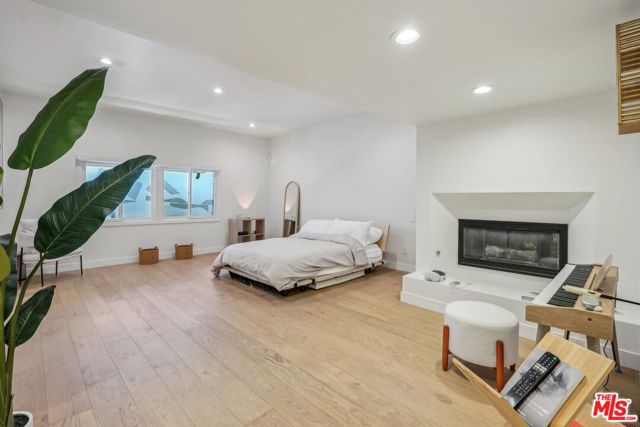 4900 Queen Victoria Road, Woodland Hills CA: https://media.crmls.org/mediaz/a8e28c0e-6e03-4fab-b349-b6f311faacf9.jpg