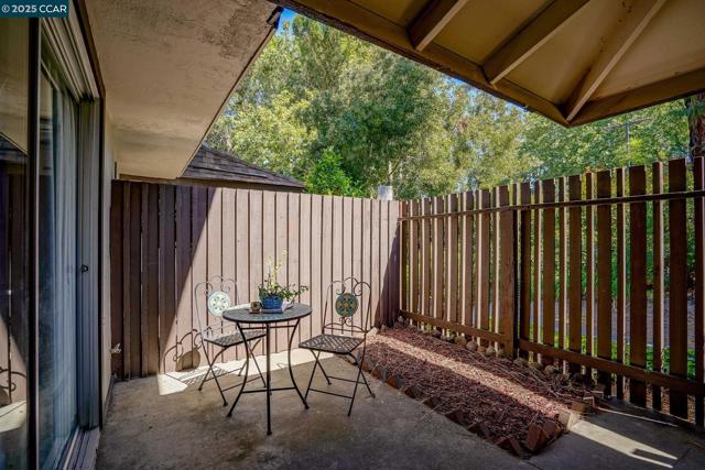 5475 Roundtree Pl, Concord CA: https://media.crmls.org/mediaz/a8e398d3-e0c4-4b2f-8d49-e6242f327023.jpg