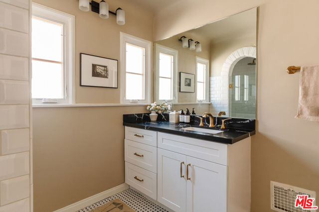 3975 Sutro Avenue, Los Angeles CA: https://media.crmls.org/mediaz/a8e41123-2120-40c0-9d73-03cbbe0b4a1c.jpg