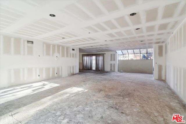 705 N Camden Drive, Beverly Hills CA: https://media.crmls.org/mediaz/a8e527ab-b151-4767-a37f-3030aedd8a5e.jpg