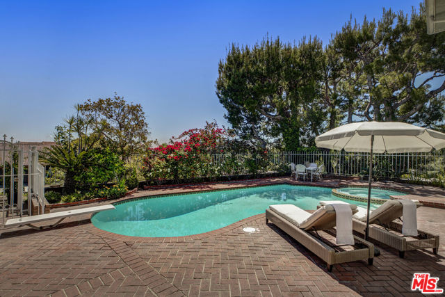 5136 Los Bonitos Way, Los Angeles CA: https://media.crmls.org/mediaz/a8e5b7c4-4d81-4f3b-bbb5-59b2f78f85bf.jpg