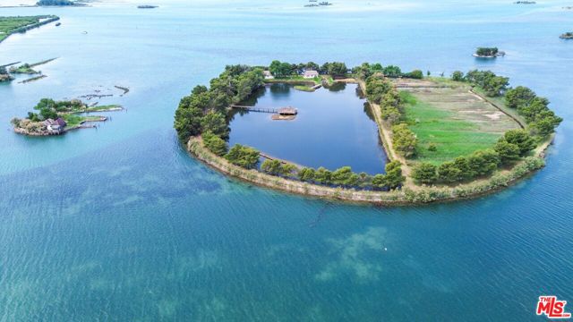 1 Private Island Near Venice, Italy,  CA: https://media.crmls.org/mediaz/a8e7261f-bcd1-43ce-a650-820cf4acdc0c.jpg