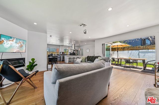 885 Kincaid Avenue, Inglewood CA: https://media.crmls.org/mediaz/a8e76869-b12f-4baa-a8a6-bddb42d24df0.jpg