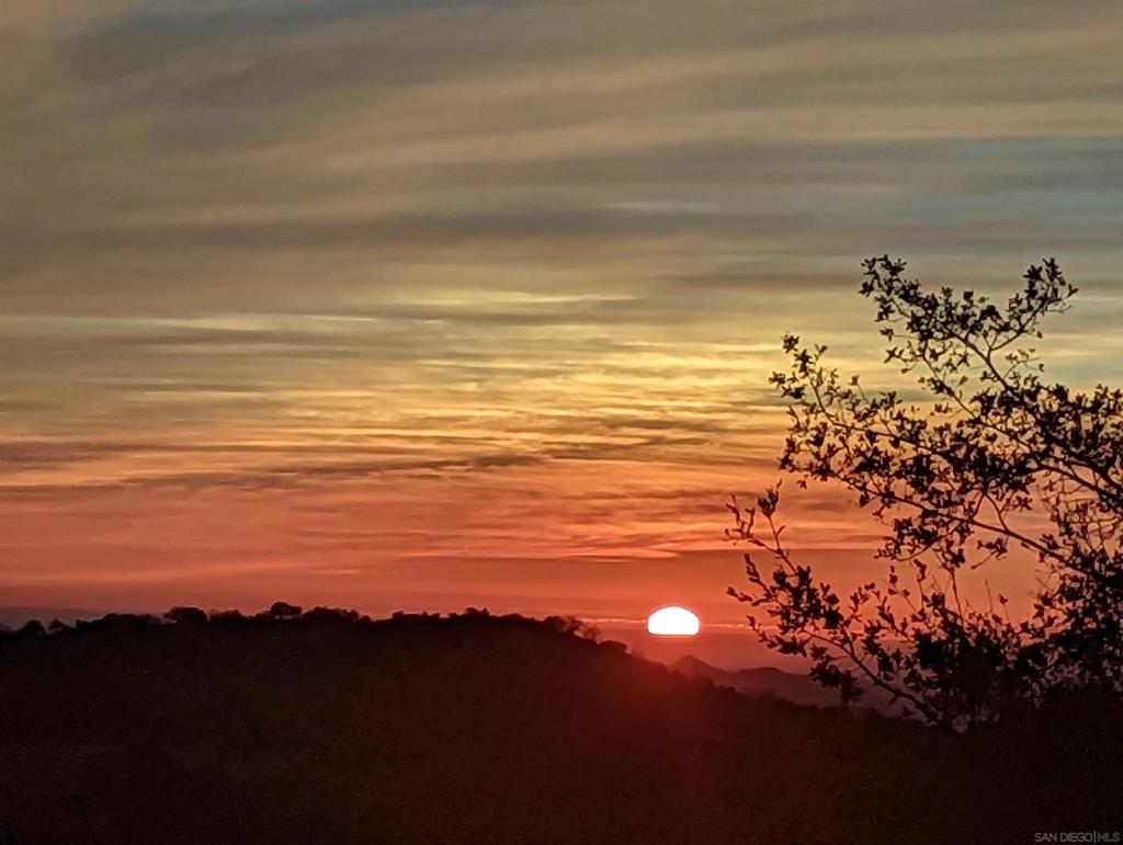 https://media.crmls.org/mediaz/a8e783c9-f7cd-43ba-a089-11fc29d8a9b1.jpg?preset=X-Large