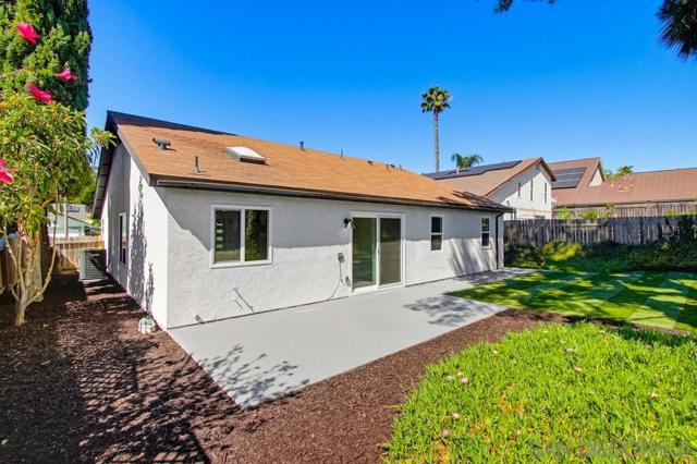 9555 Via Pereza, San Diego CA: https://media.crmls.org/mediaz/a8e79be2-ec5a-4a40-bc44-2c71f4323939.jpg