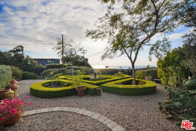 29549 Harvester Road, Malibu CA: https://media.crmls.org/mediaz/a8e92712-74e4-4f25-82af-9166dc602320.jpg