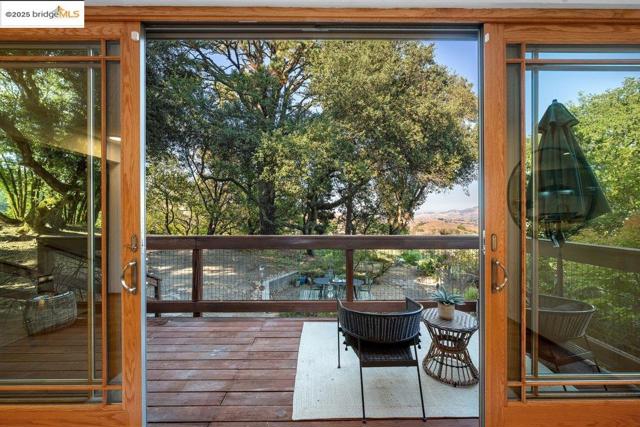 2112 Manzanita Dr, Oakland CA: https://media.crmls.org/mediaz/a8e9718c-6785-479c-84ad-8be4ad20e887.jpg