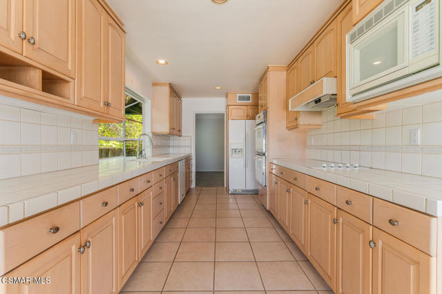 18854 Edleen Drive, Tarzana CA: https://media.crmls.org/mediaz/a8e97b2f-7104-4960-8bda-1fb8e5987fc2.jpg
