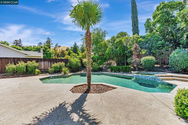 321 Chardonnay Cir, Clayton CA: https://media.crmls.org/mediaz/a8ea4e42-44b9-49a8-a818-15f238726721.jpg