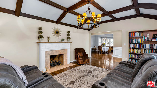 4559 Morella Avenue, Valley Village CA: https://media.crmls.org/mediaz/a8ea5615-32ff-4ea4-81ee-d9c6c2b30fd6.jpg