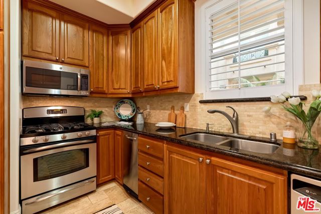 16123 W SUNSET Boulevard, Pacific Palisades CA: https://media.crmls.org/mediaz/a8eb32ff-5800-4f96-ac28-06104b96bc4b.jpg