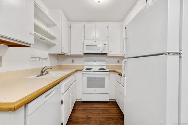 6330 Genesee Ave, San Diego CA: https://media.crmls.org/mediaz/a8ec7a29-4b54-48e5-b963-5c61a521bd9a.jpg