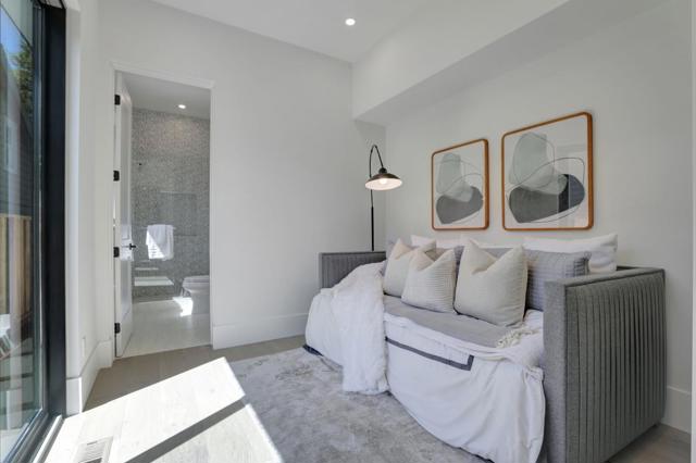 546 9th Avenue, Menlo Park CA: https://media.crmls.org/mediaz/a8ed3334-b4c5-4951-a387-f9ea2e1dad07.jpg