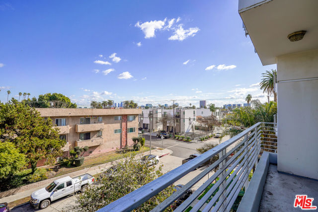 401 N Serrano Avenue, Los Angeles CA: https://media.crmls.org/mediaz/a8ef5c59-96f9-49e8-8cba-be604032f02f.jpg