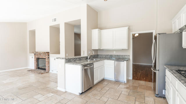 2210 Rutland Place, Thousand Oaks CA: https://media.crmls.org/mediaz/a8f02a9d-230e-4e33-8b62-023812c3e1a0.jpg