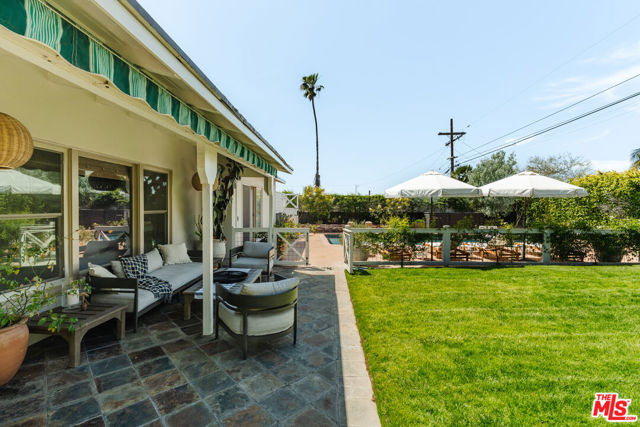 5635 S Chariton Avenue, Los Angeles CA: https://media.crmls.org/mediaz/a8f1112c-9303-45f3-8ee5-2ef1fae439e8.jpg