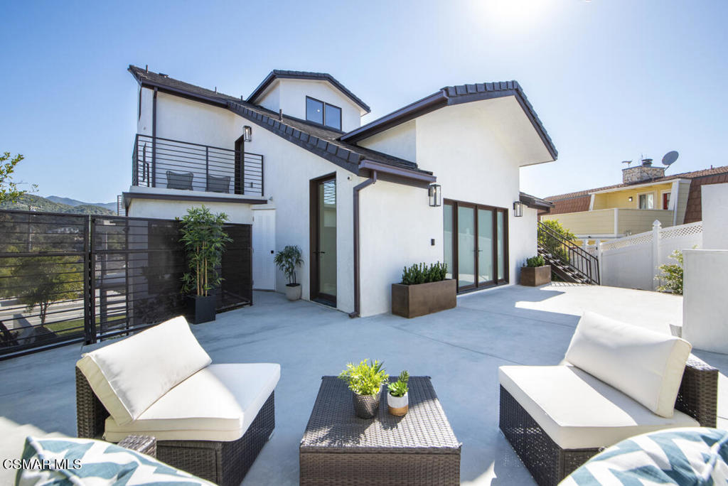 290 Lake Sherwood Drive — Contemporary