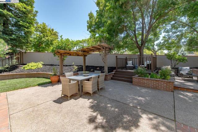 942 Finovino Ct, Pleasanton CA: https://media.crmls.org/mediaz/a8f29377-1134-4a68-986b-e9c5cbd58a57.jpg