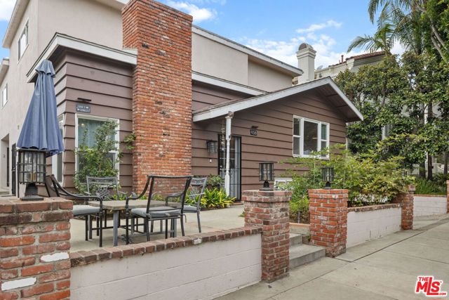 938 20th Street, Santa Monica CA: https://media.crmls.org/mediaz/a8f2c3cc-9303-4179-b1d9-aa6ee2fe95df.jpg