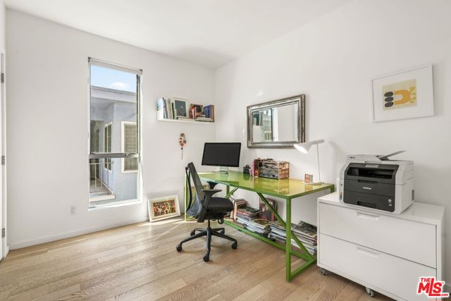 3724 1/2 Vinton Avenue, Los Angeles CA: https://media.crmls.org/mediaz/a8f43ade-facf-4b9c-81b0-0c604a252292.jpg